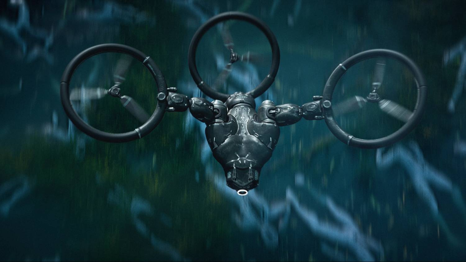 Un dron negro futurista con tres hélices en forma de anillo vuela sobre un paisaje borroso.