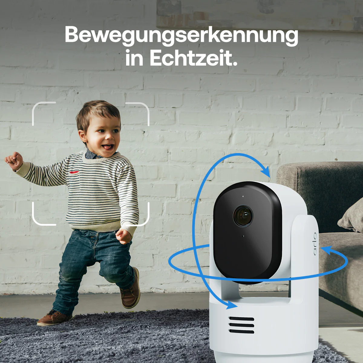 Kleiner Junge rennt vor einer weißen Ziegelwand, während eine Überwachungskamera ihn in Echtzeit verfolgt.