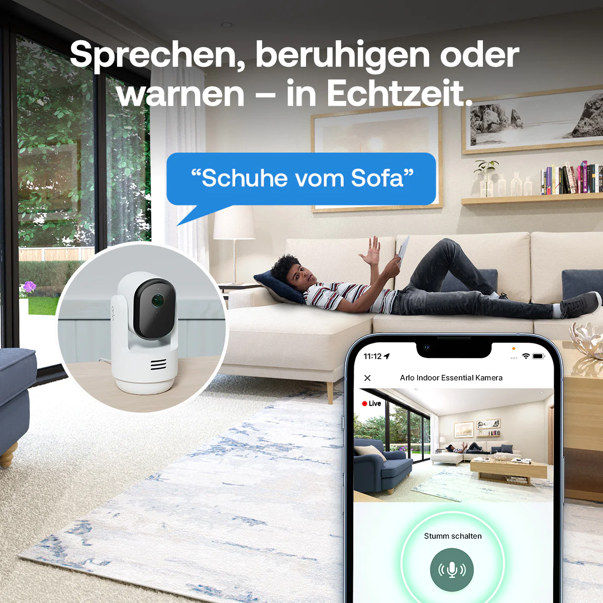 Überwachungskamera, Smartphone mit Live-Ansicht und ein Mann, der auf einem Sofa im Wohnzimmer liegt.