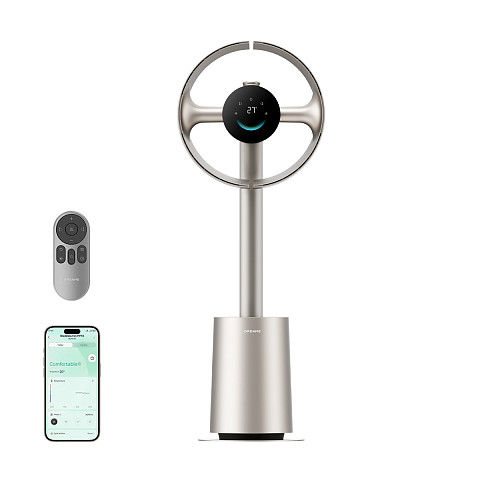 Egy ezüst modern okos toronyventilátor kerek fejjel, távirányítóval és okostelefon-alkalmazással fehér háttérben.