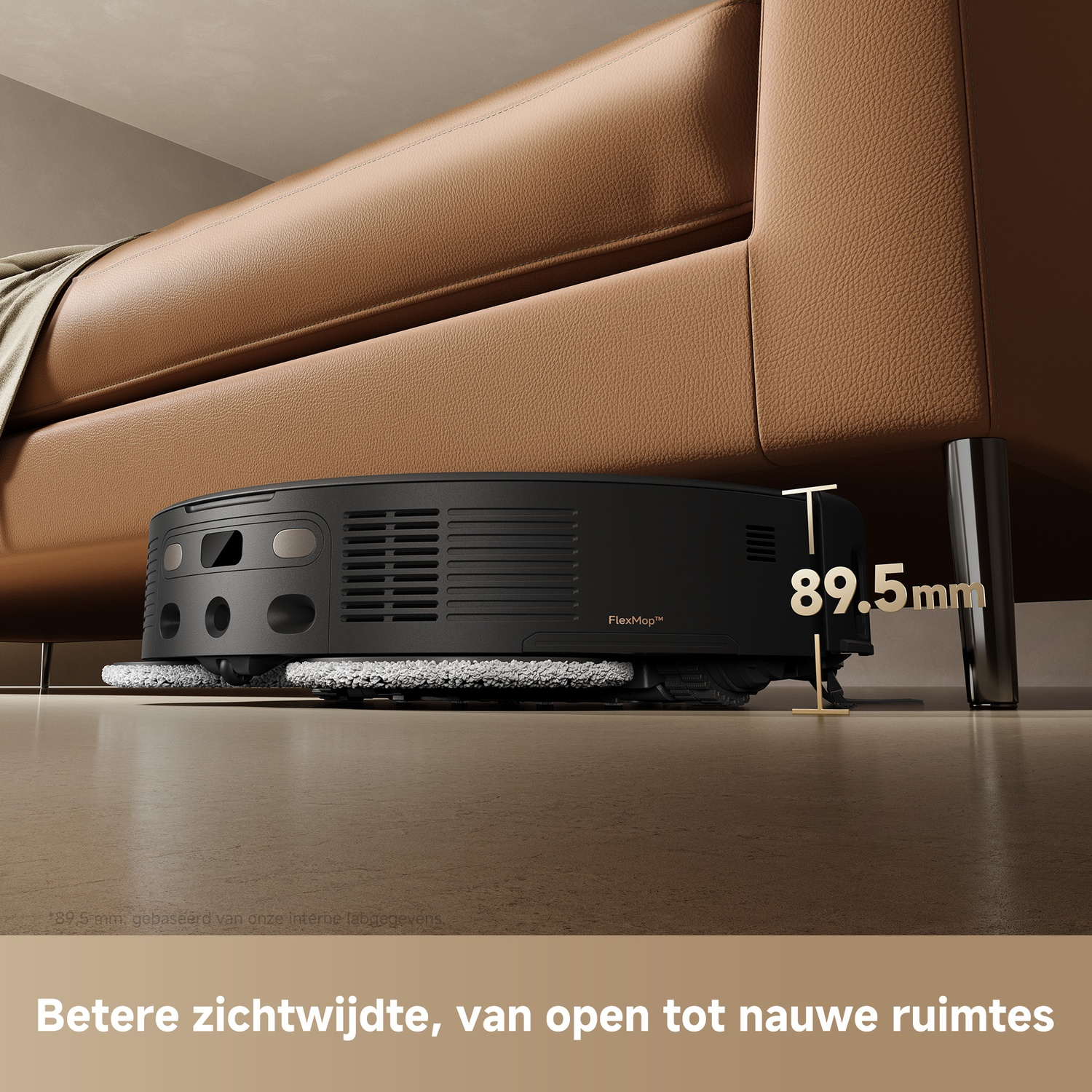 Een zwarte robotstofzuiger maakt schoon onder een bruine leren bank op een vloer.