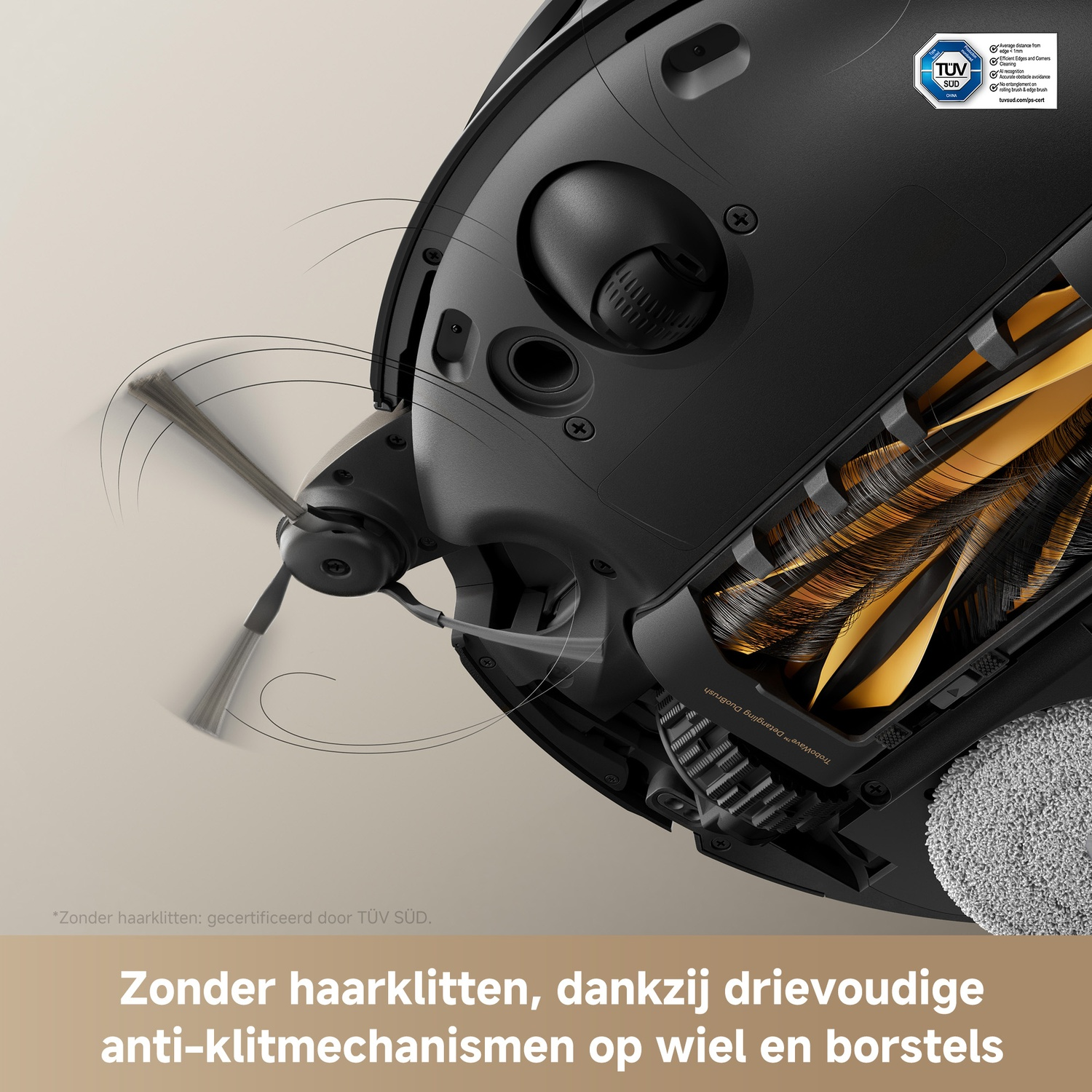 Onderkant van een zwarte robotstofzuiger met roterende borstels en wielen.