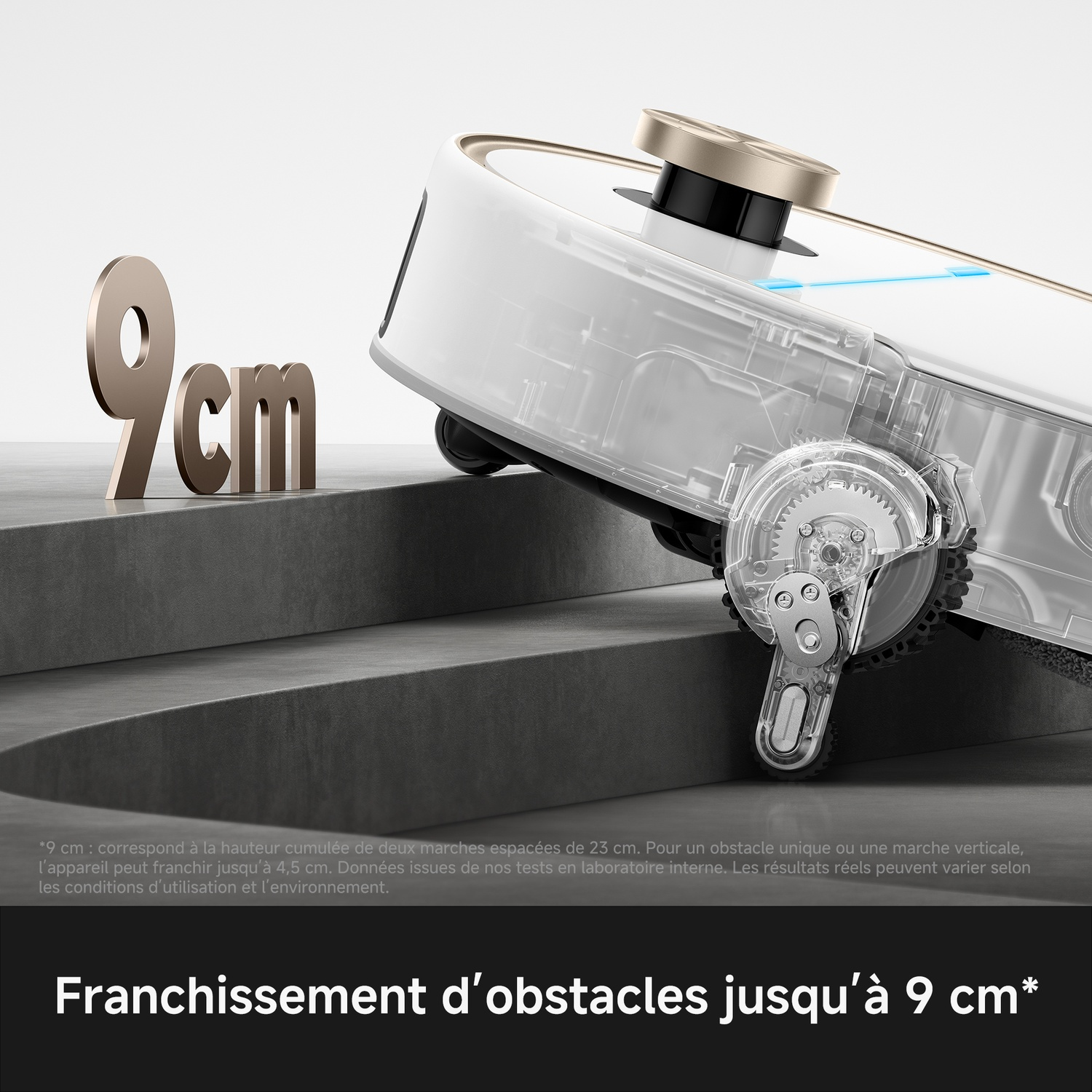 Robot aspirateur transparent gravissant des marches grises, texte '9 cm'.