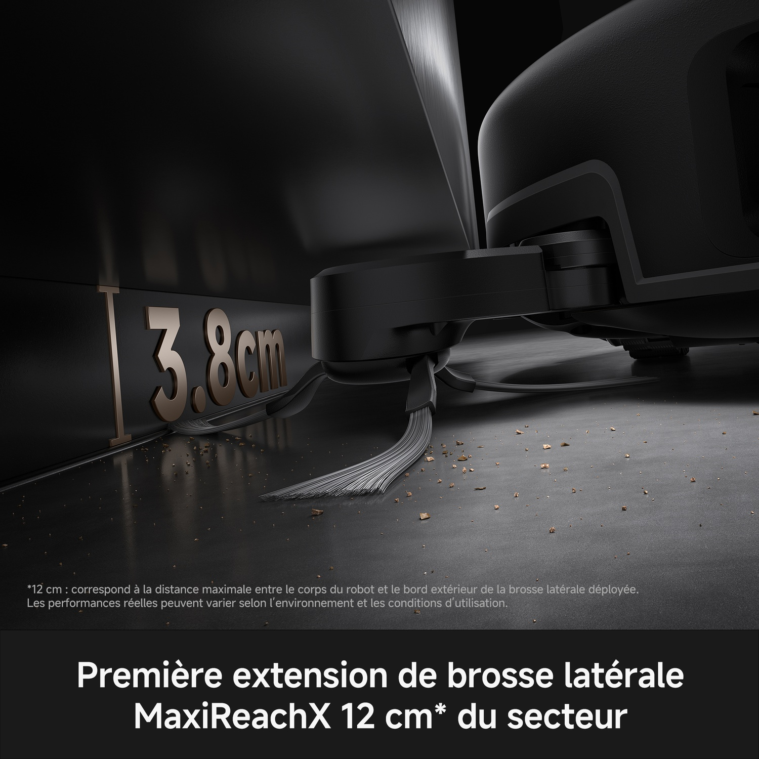 Un aspirateur robot avec brosse latérale balaye des débris, affichant une mesure de 3,8 cm et du texte.