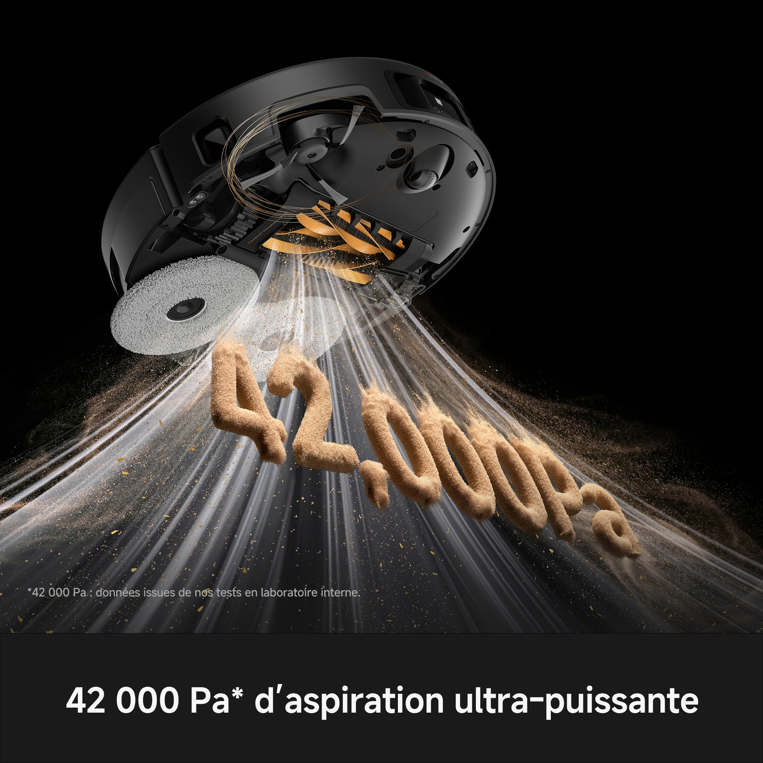 Robot aspirateur noir aspirant de la poussière formant 42 000 Pa sur fond sombre.