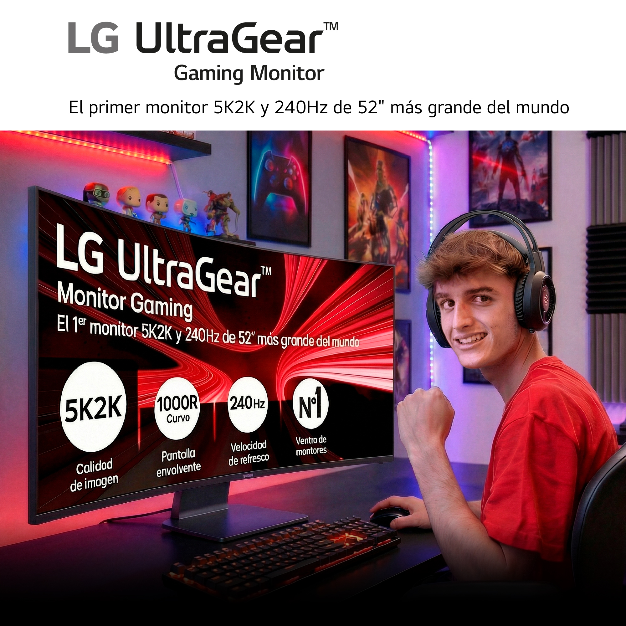 Un joven gamer sonríe frente a un gran monitor curvo LG UltraGear, usando auriculares y una camiseta roja.