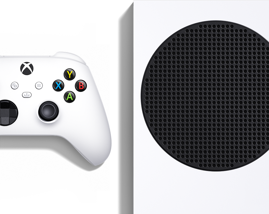 Egy fehér Xbox vezérlő balra, és egy fehér Xbox konzol kör alakú fekete szellőzőnyílása jobbra.