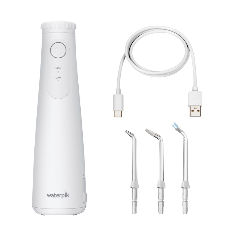 Irrigador bucal Waterpik blanco con cable de carga y tres boquillas.