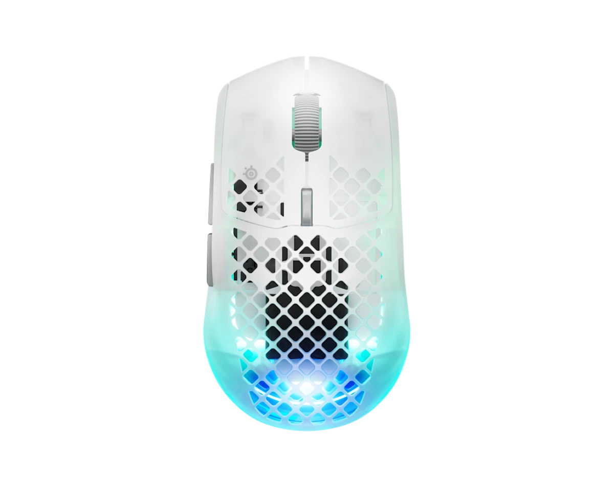 Egy fehér gamer egér méhsejtmintás burkolattal és kék RGB világítással.