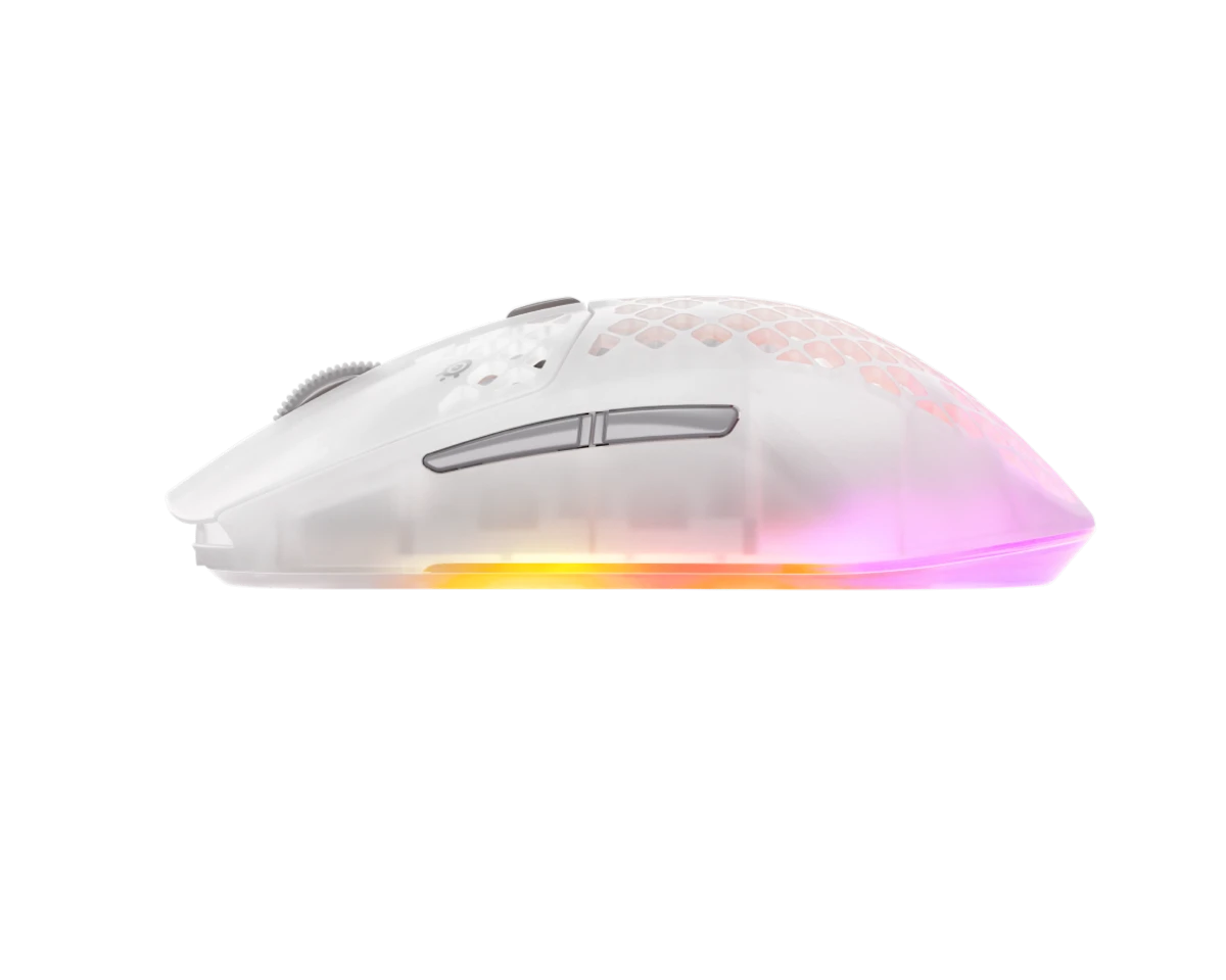 Fehér vezeték nélküli gamer egér méhsejtes házzal és élénk RGB világítással alul, fekete háttér előtt.