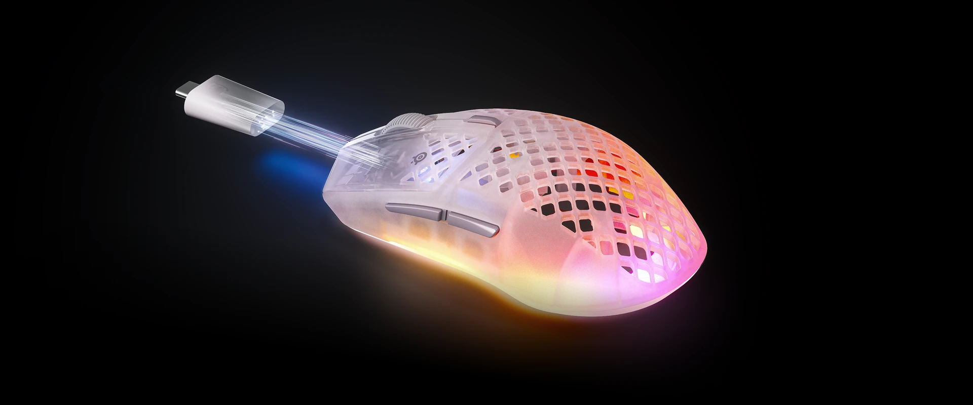 Áttetsző gamer egér RGB világítással és USB-C kábellel fekete háttér előtt.