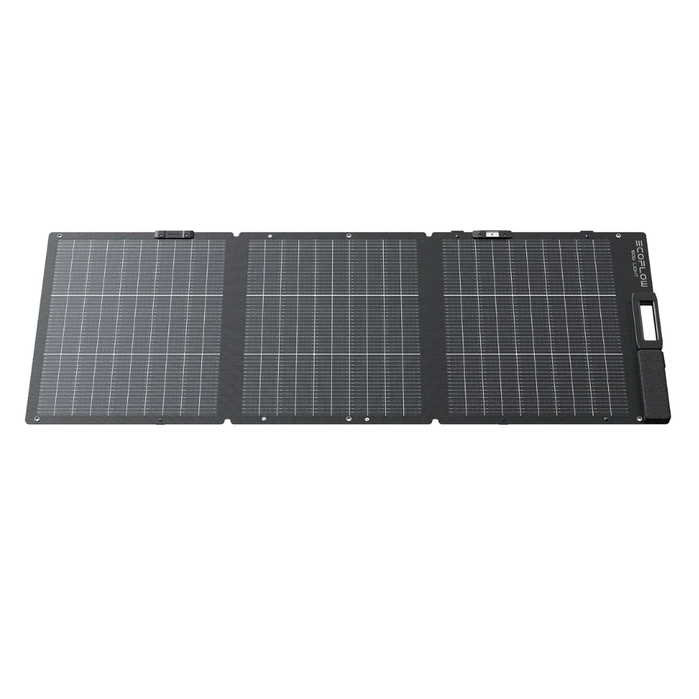 Un panel solar negro y portátil con tres secciones plegables sobre fondo blanco.