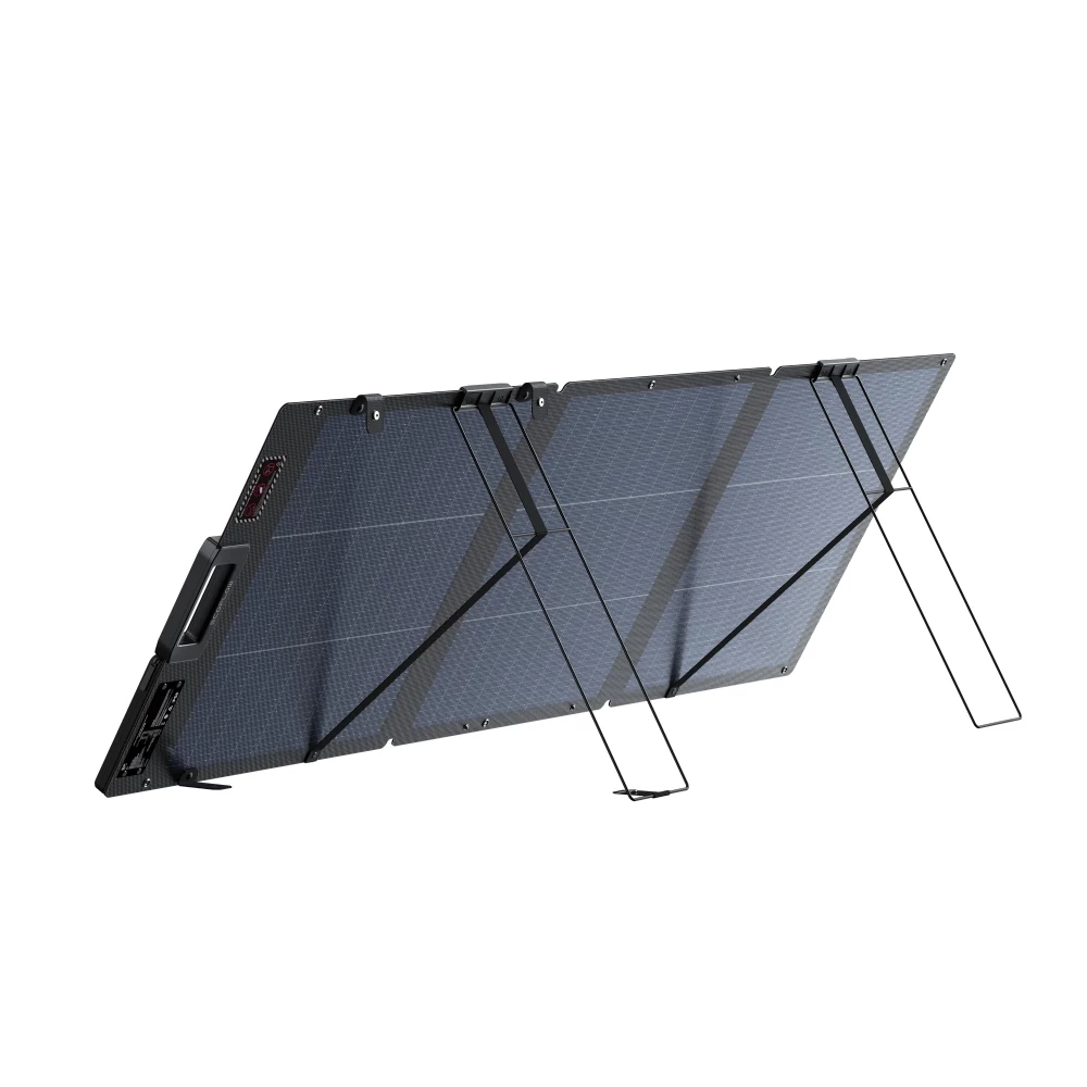 Un panel solar negro portátil de cuatro paneles con soportes sobre fondo blanco.