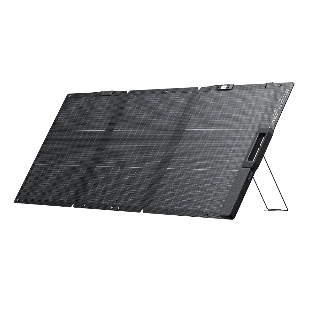 Un panel solar negro plegable de tres partes se encuentra en un soporte sobre fondo blanco.