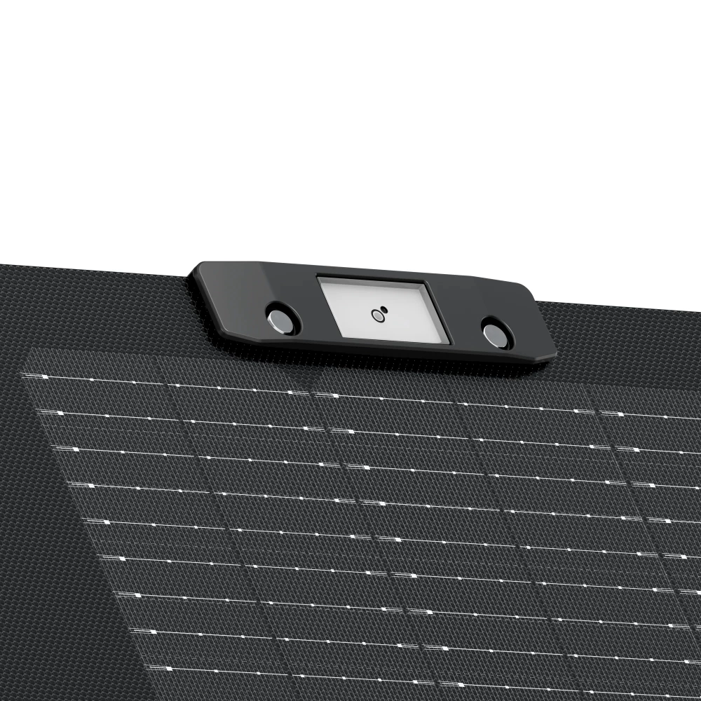 Un panel solar negro con una pantalla digital central y dos botones, sobre un fondo blanco.