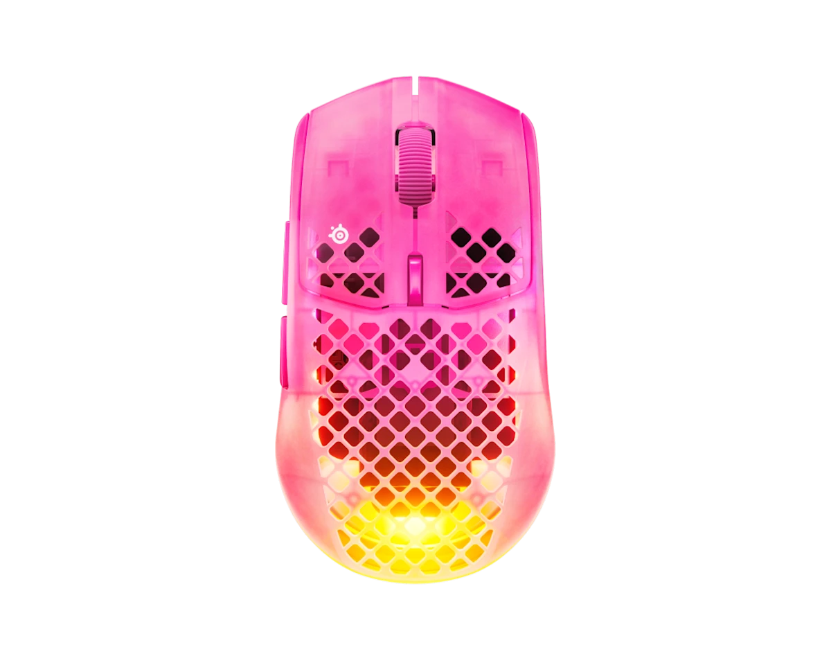 Egy rózsaszín gamer egér méhsejtmintás burkolattal és izzó RGB fénnyel fekete háttér előtt.