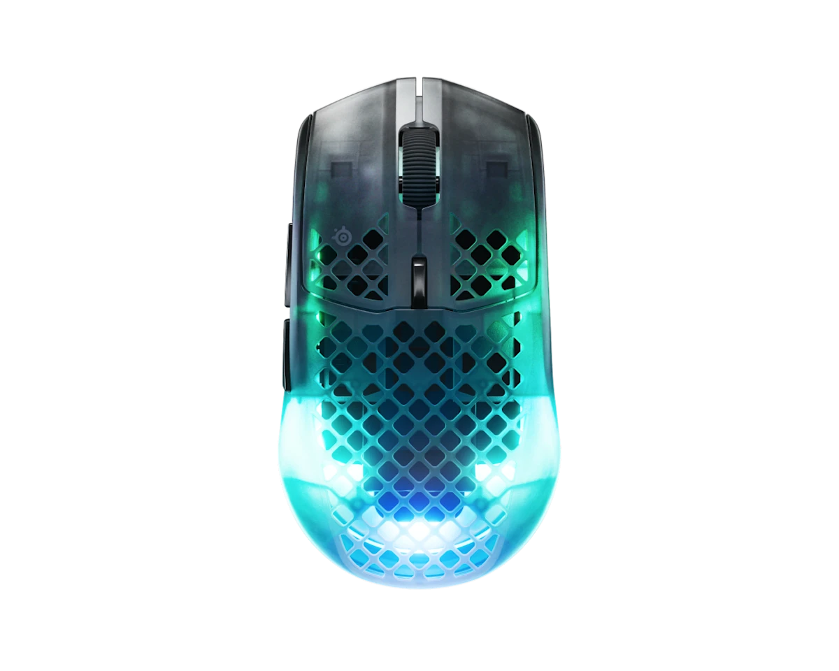 Áttetsző gamer egér méhsejtmintával és zöld-kék RGB világítással fekete háttér előtt.