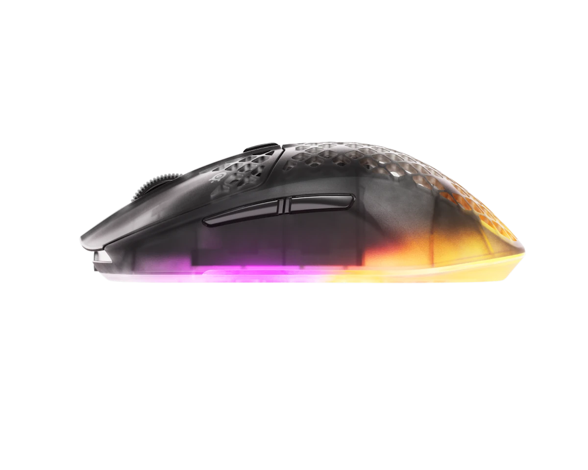 Fekete, áttetsző gamer egér méhsejtmintával és színes RGB megvilágítással fekete háttér előtt.