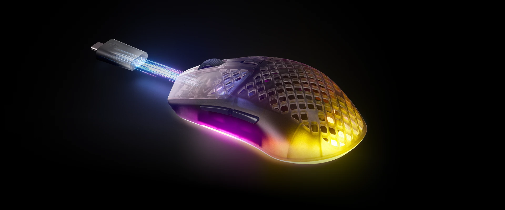 Méhsejtmintás gamer egér RGB világítással fekete háttérrel, USB-C csatlakozóval.