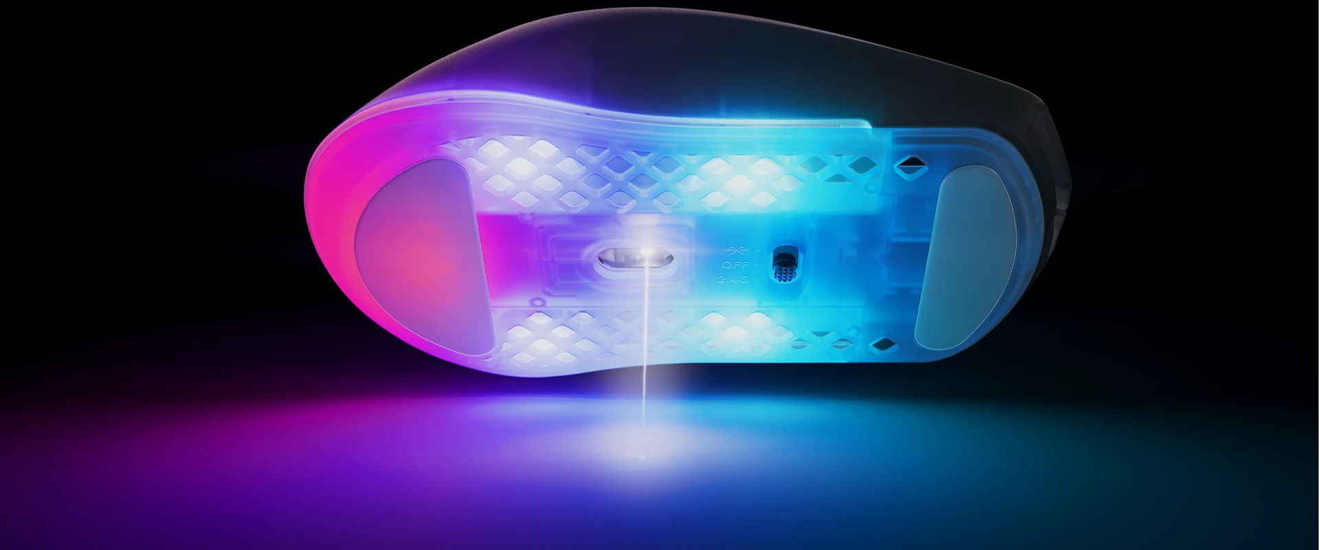 Vezeték nélküli számítógépes egér alja RGB megvilágítással és látható lézersugárral.