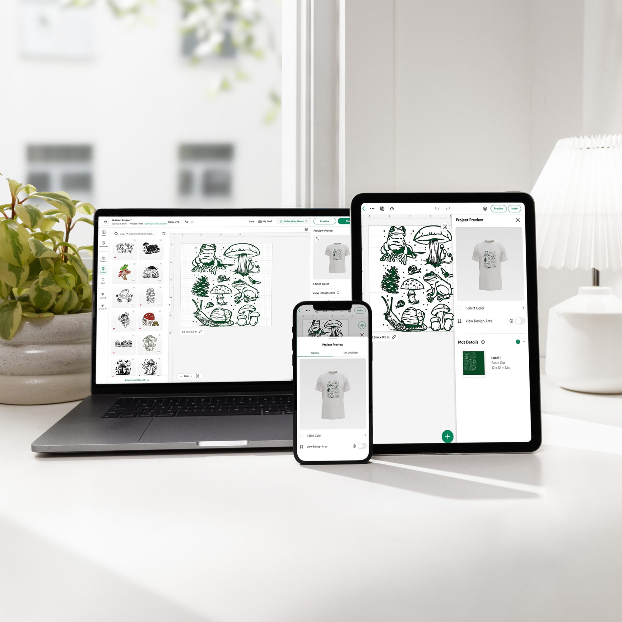 Portátil, tableta y smartphone muestran software de diseño con motivos de ranas en un escritorio junto a una planta.