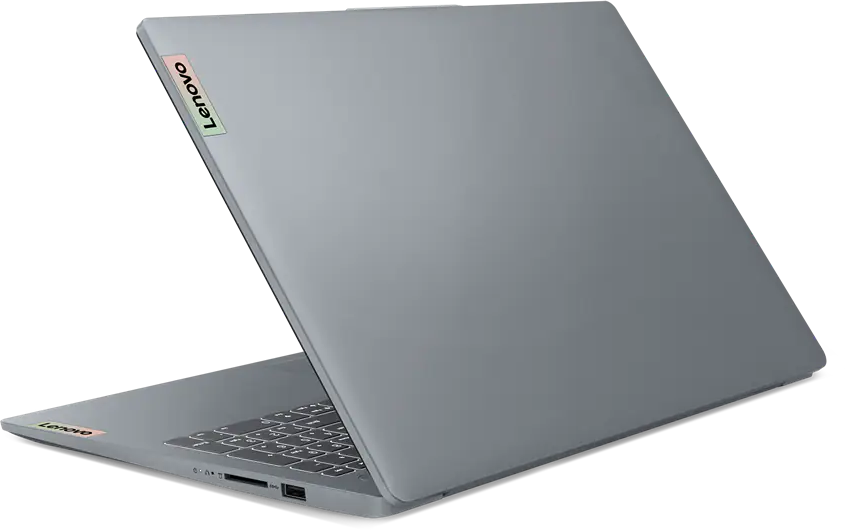 Egy ezüst Lenovo laptop fekete háttér előtt, látható billentyűzettel.