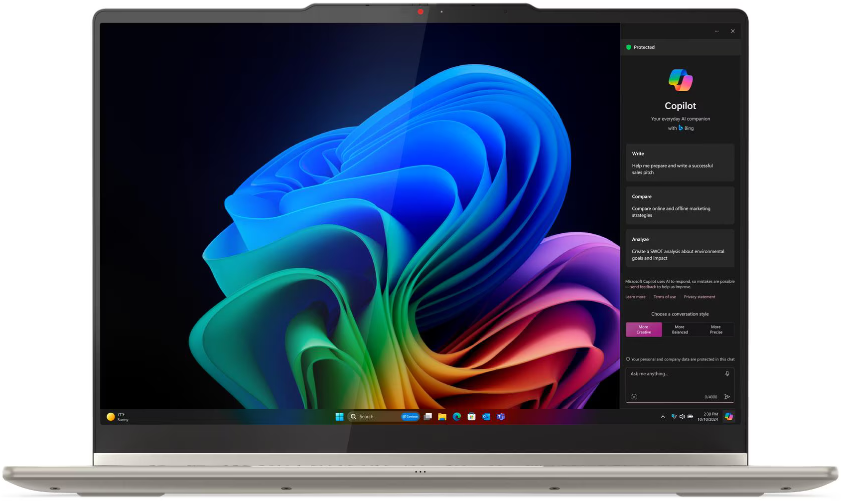 Egy laptop kék, zöld és narancssárga örvénylő háttérképet mutat, megnyitva a Copilot alkalmazással.