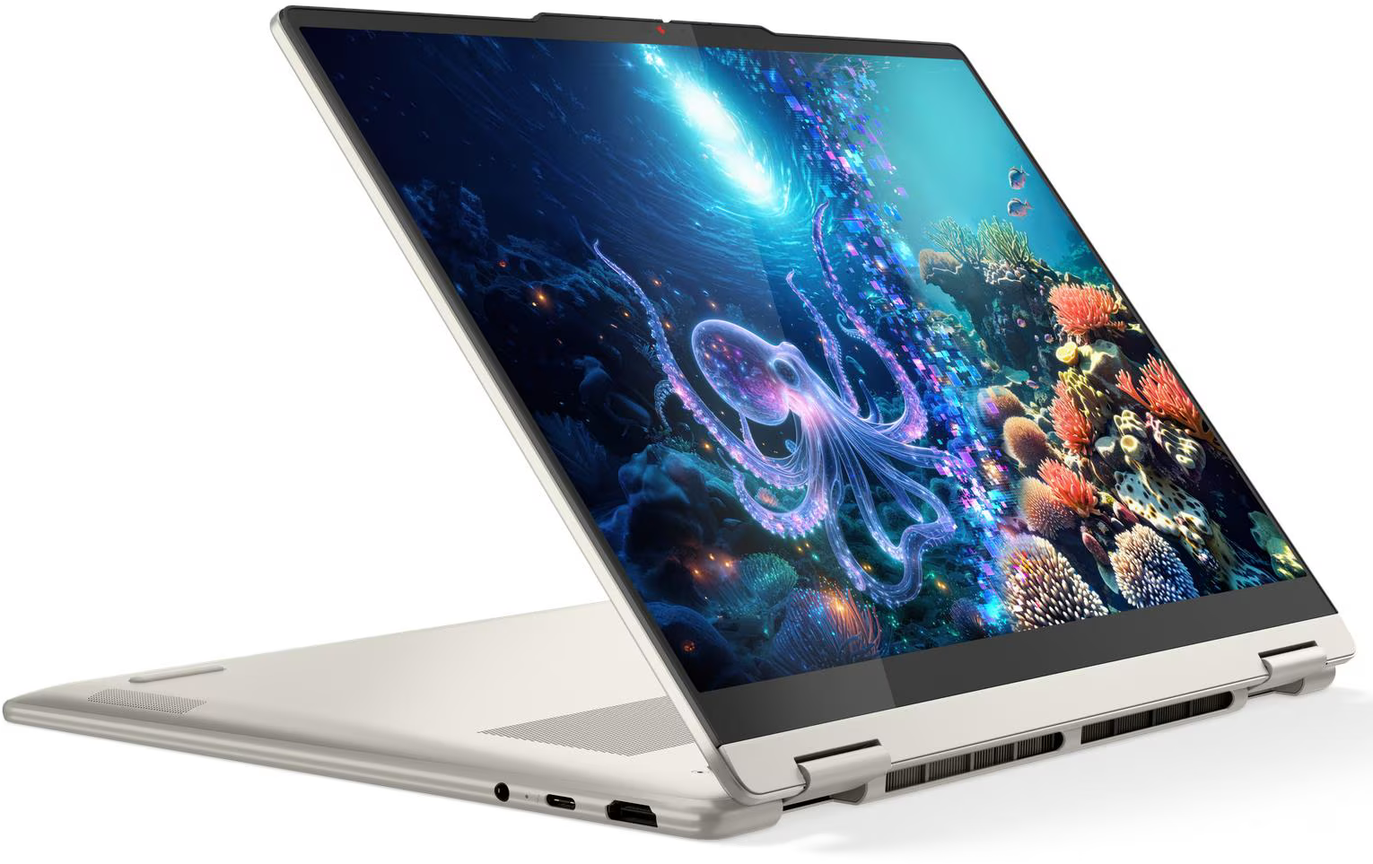Nyitott ezüst laptop világos víz alatti jelenettel, polippal és korallokkal a képernyőjén, fehér háttér előtt.