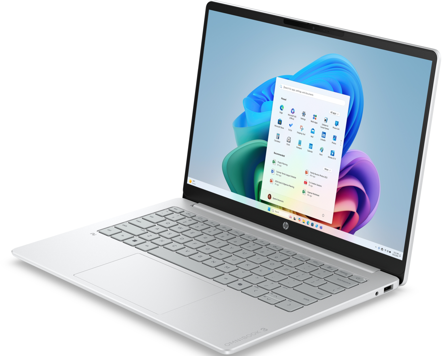 Egy ezüst színű laptop nyitott képernyőjén egy Windows Start menü és egy elvont kék-zöld háttérkép látható.