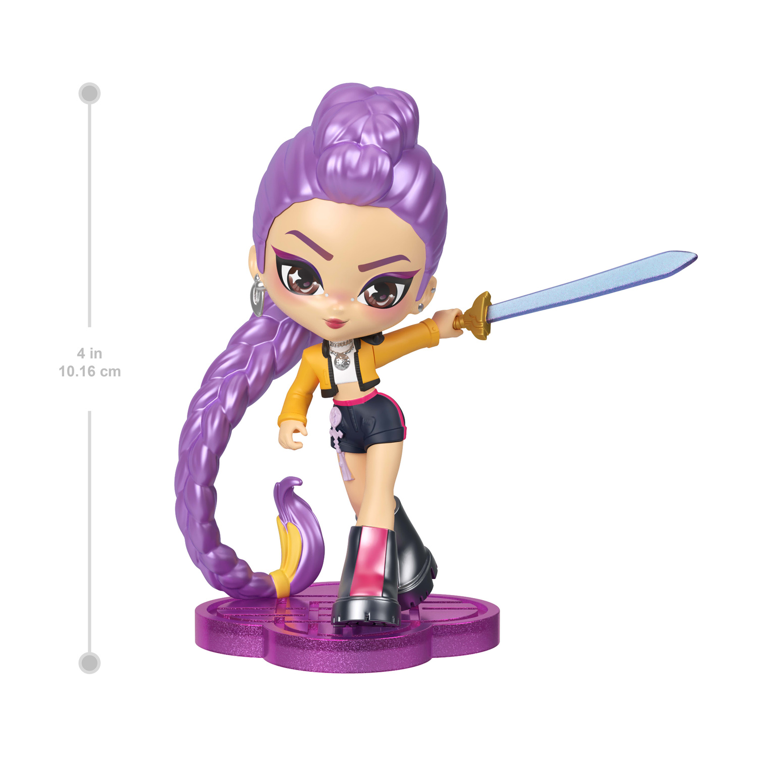 Un'action figure di 4 pollici con capelli viola, una giacca gialla e una spada, in piedi su una base rotonda viola.