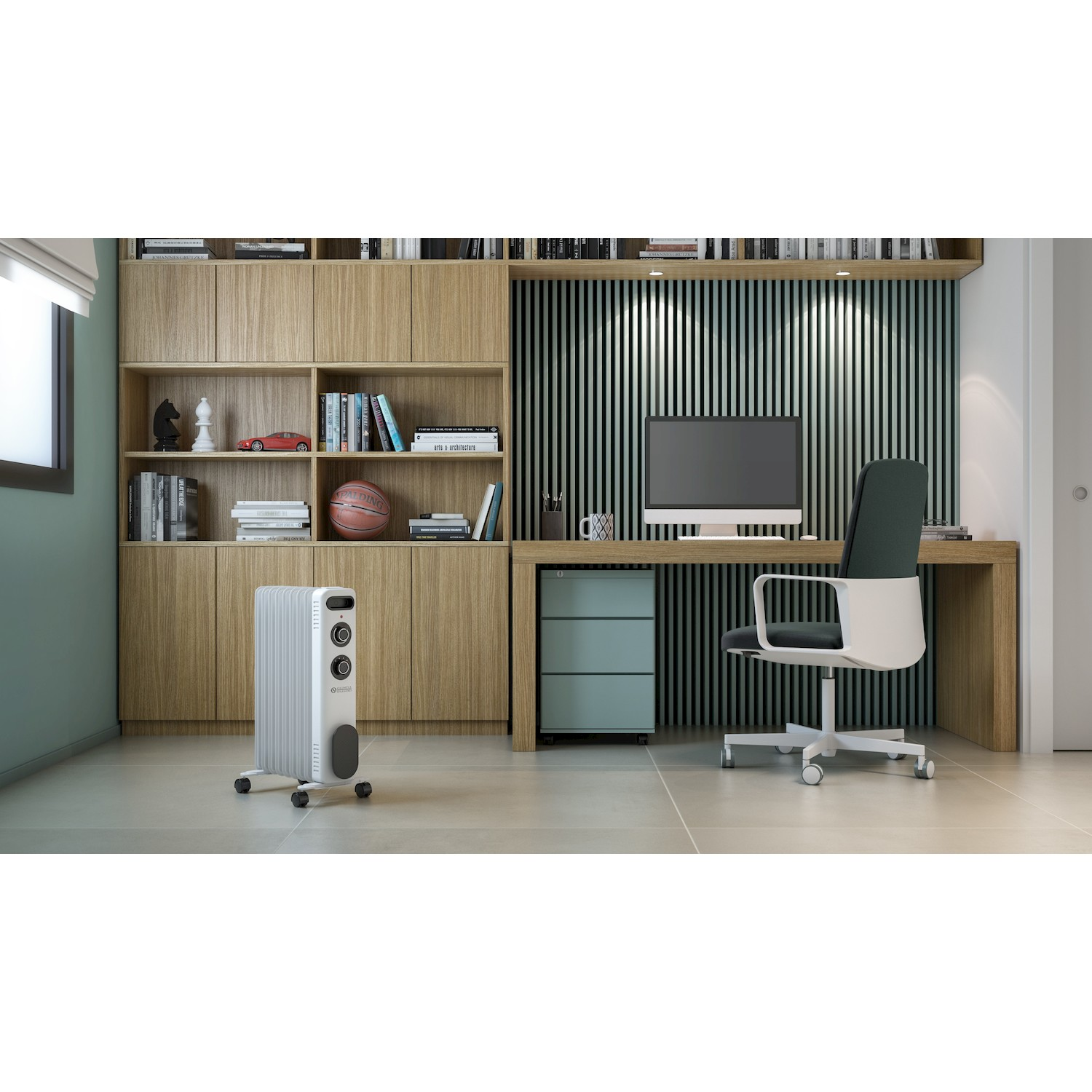 Un ufficio moderno con scrivania in legno, sedia bianca, computer, libreria con libri e una stufa a olio bianca.