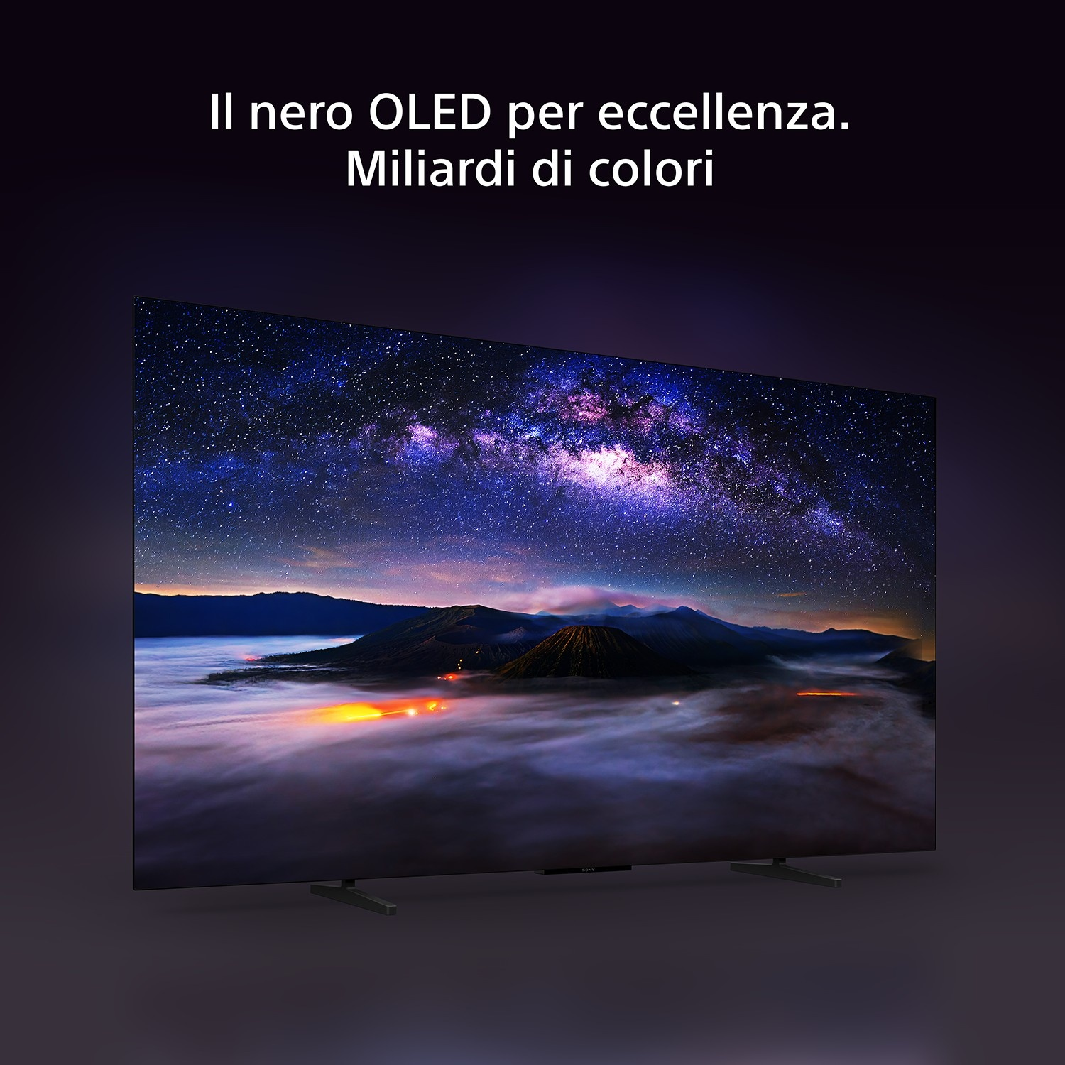 Una TV OLED mostra un cielo stellato sopra un paesaggio montano con nuvole.