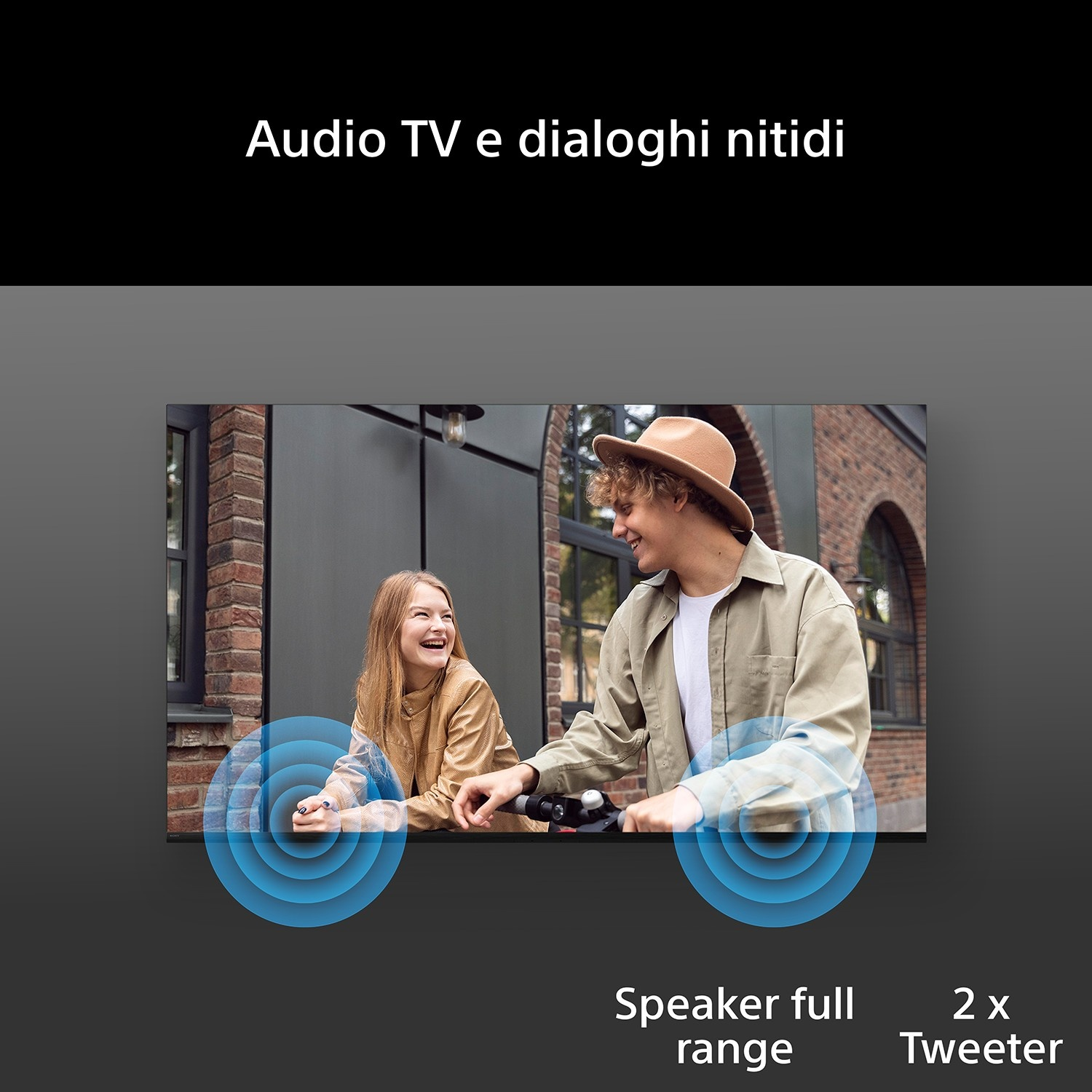 Una giovane coppia sorridente all'aperto, mostrata su uno schermo TV con grafiche audio.