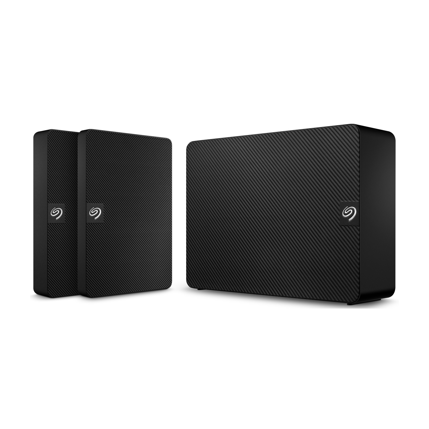 Tre hard disk esterni neri con logo Seagate su sfondo bianco, due più piccoli verticali e uno più grande orizzontale.