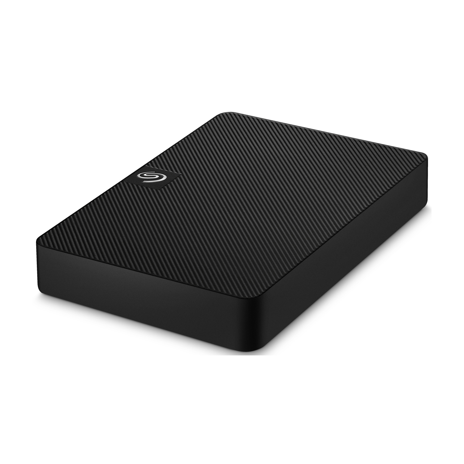 Un disco rigido esterno Seagate nero con superficie strutturata e logo nell'angolo, su sfondo bianco.