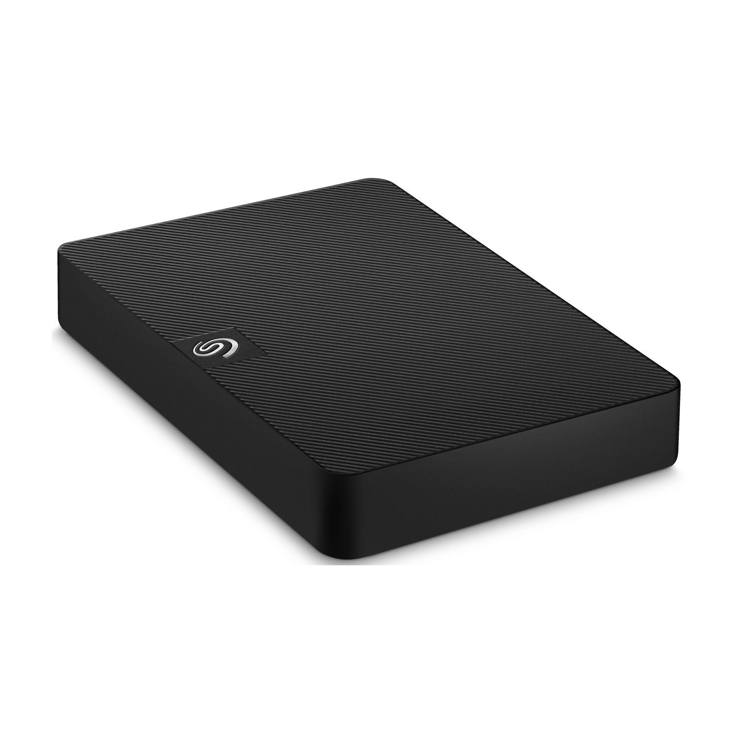 Un disco rigido esterno Seagate nero con superficie strutturata e logo argento su sfondo bianco.
