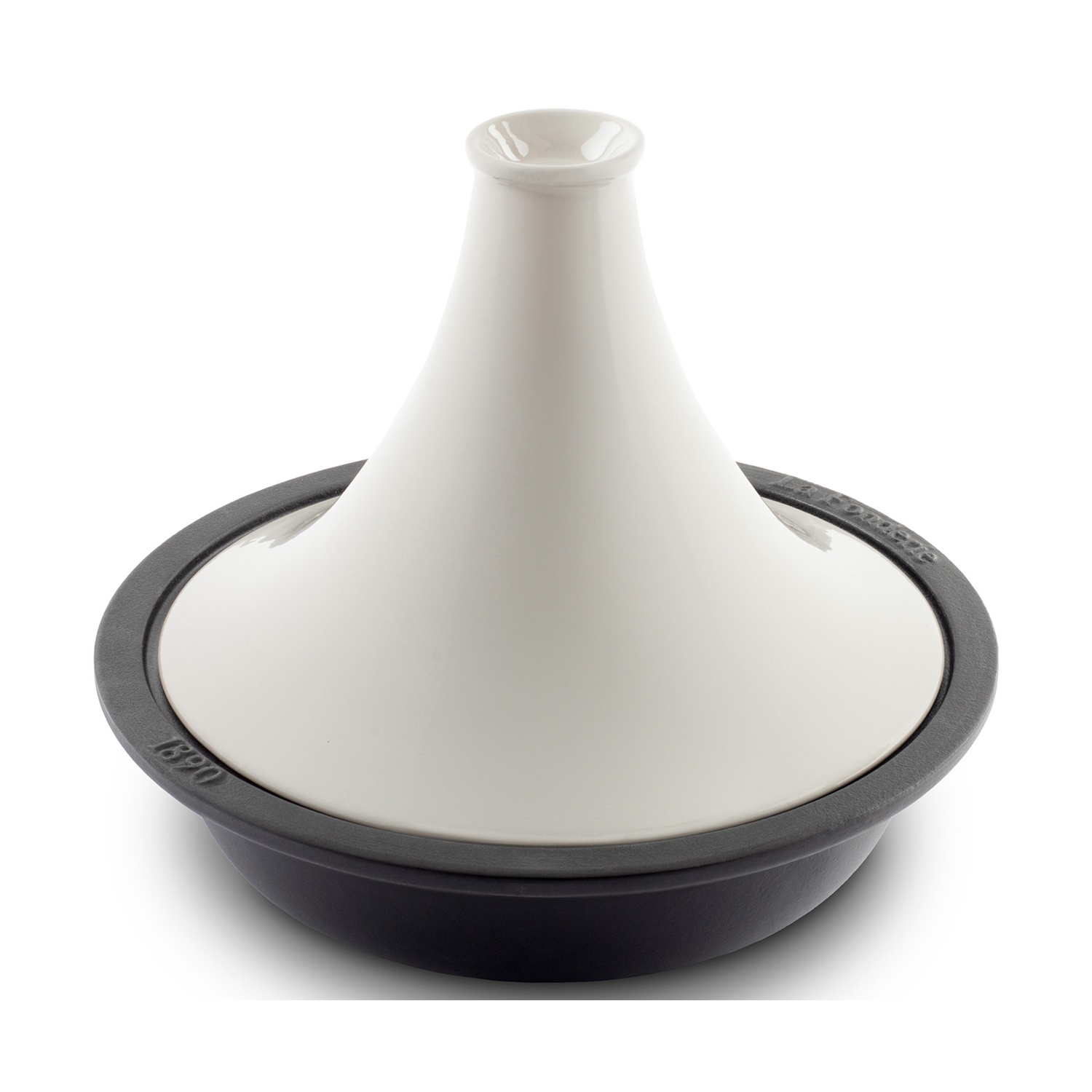 Una tajine in ceramica bianca con base in ghisa nera su sfondo bianco.