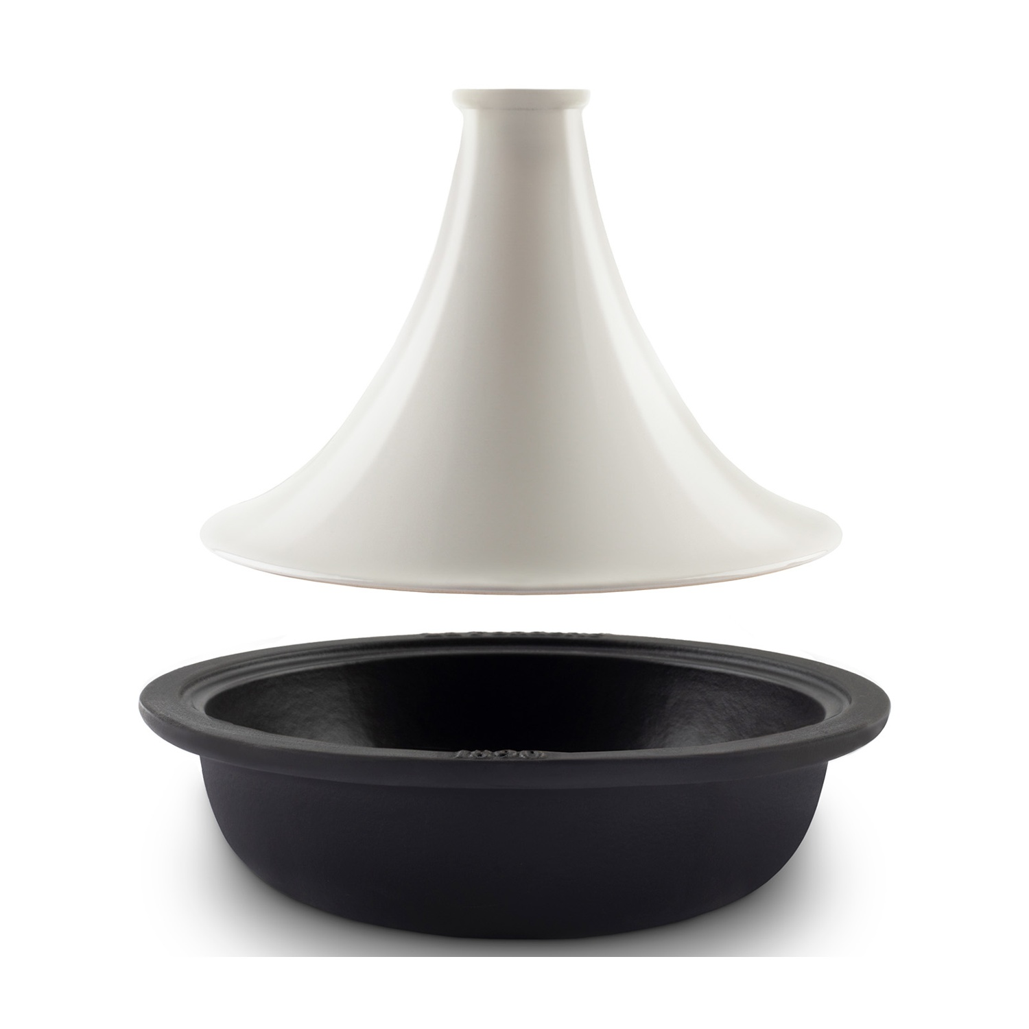Una tagine in ghisa nera con coperchio conico in ceramica bianca su sfondo bianco.