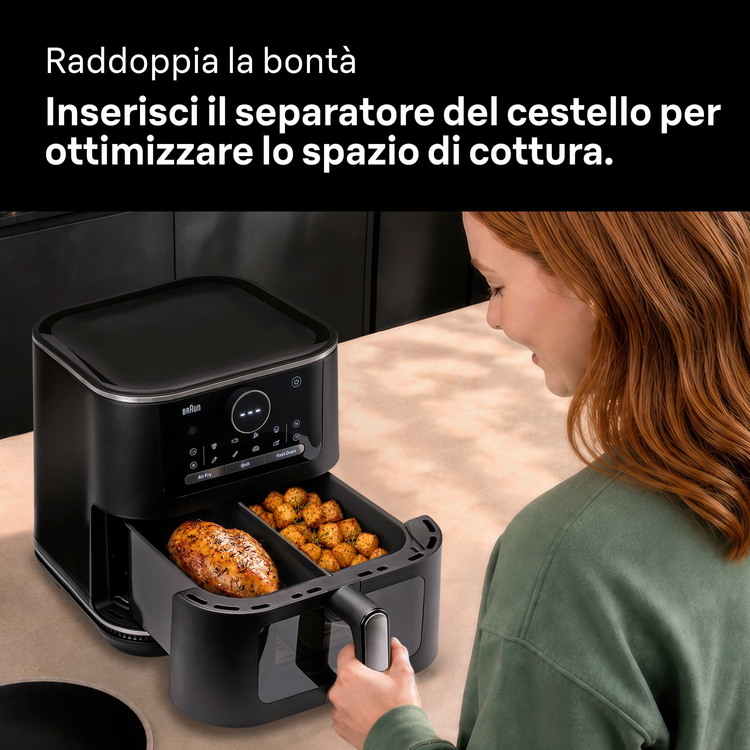 Una donna apre una friggitrice ad aria con pollo e patate. Testo in italiano sopra.