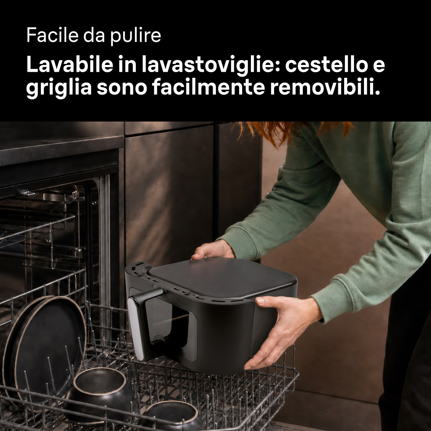 Una donna inserisce il cestello di una friggitrice ad aria in lavastoviglie.