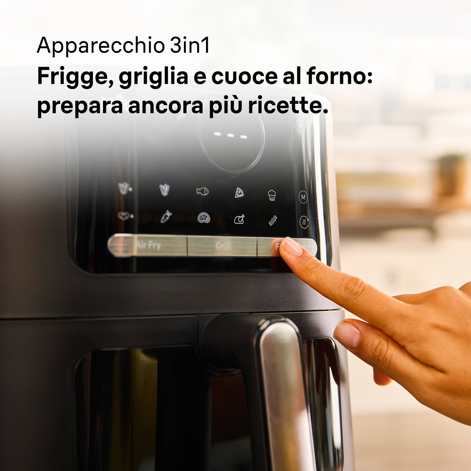 Un dito tocca il pannello di controllo di una friggitrice ad aria nera.