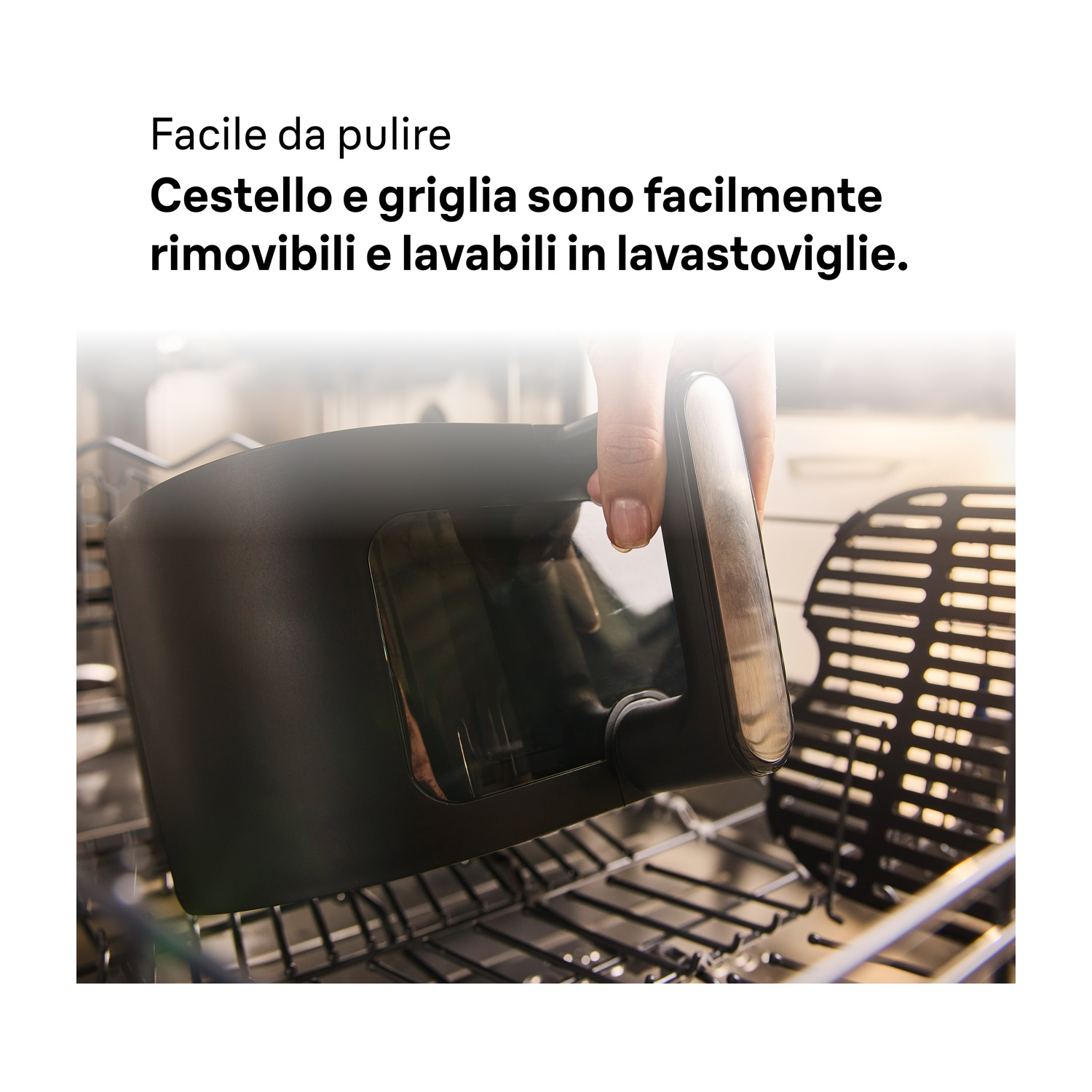 Una mano posiziona il cestello della friggitrice in lavastoviglie.