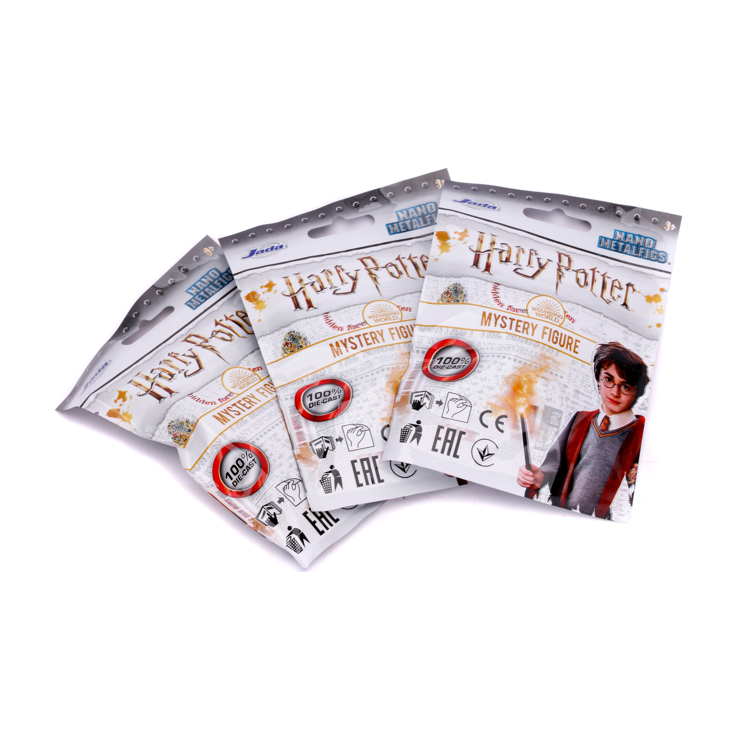 Tre bustine misteriose di Harry Potter giacciono su una superficie bianca.