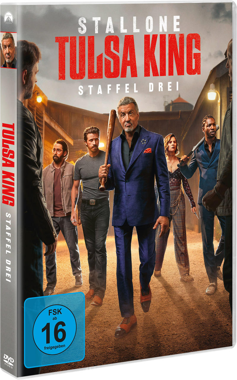 DVD-Cover von Tulsa King Staffel 3 mit Sylvester Stallone mit einem Schläger, umgeben von seiner Crew in einer Gasse.