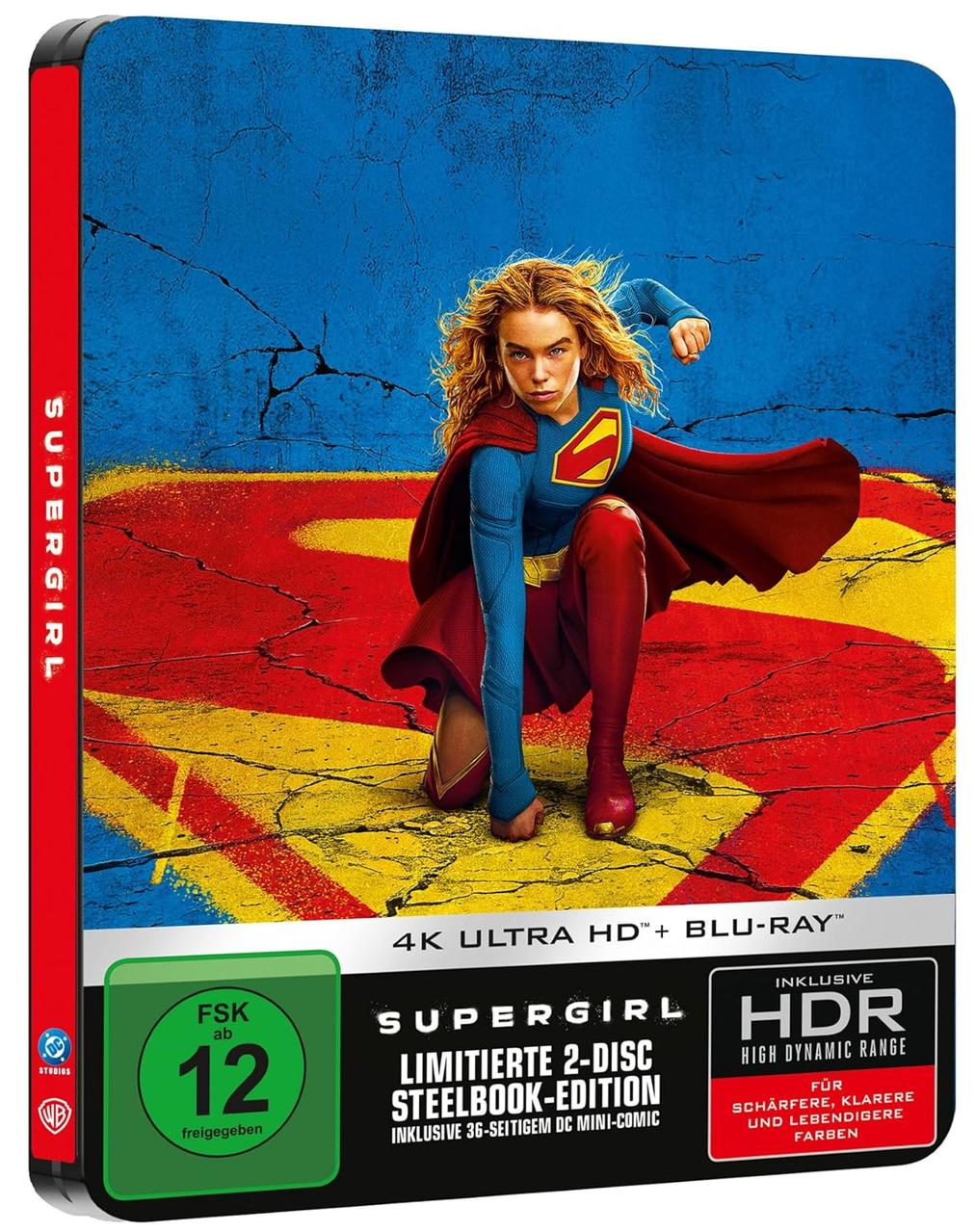 Supergirl kniet vor einem blauen Hintergrund mit dem roten und gelben Superman-Logo auf einem Steelbook.