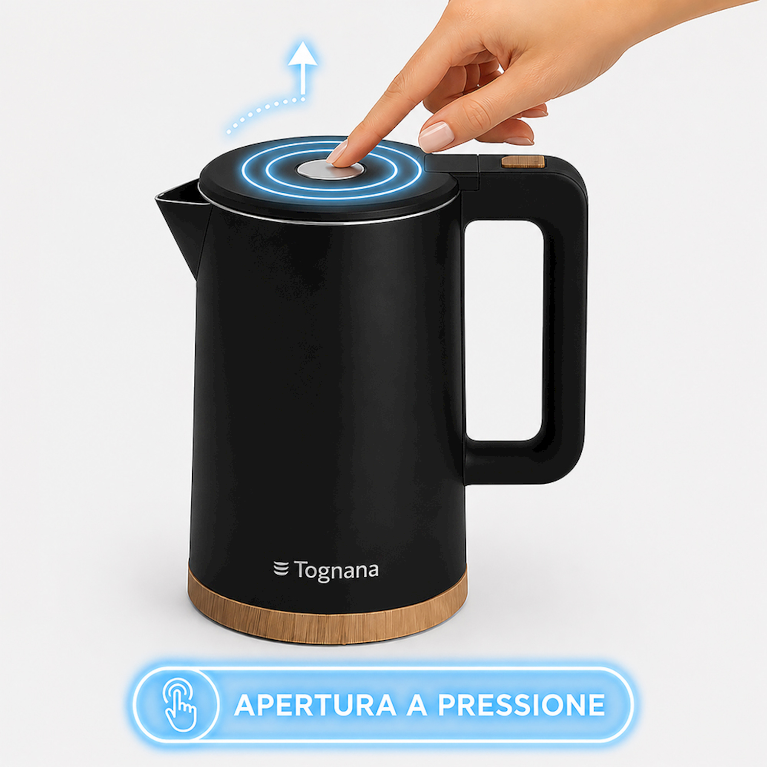 Una mano preme il pulsante del coperchio di un bollitore Tognana nero.