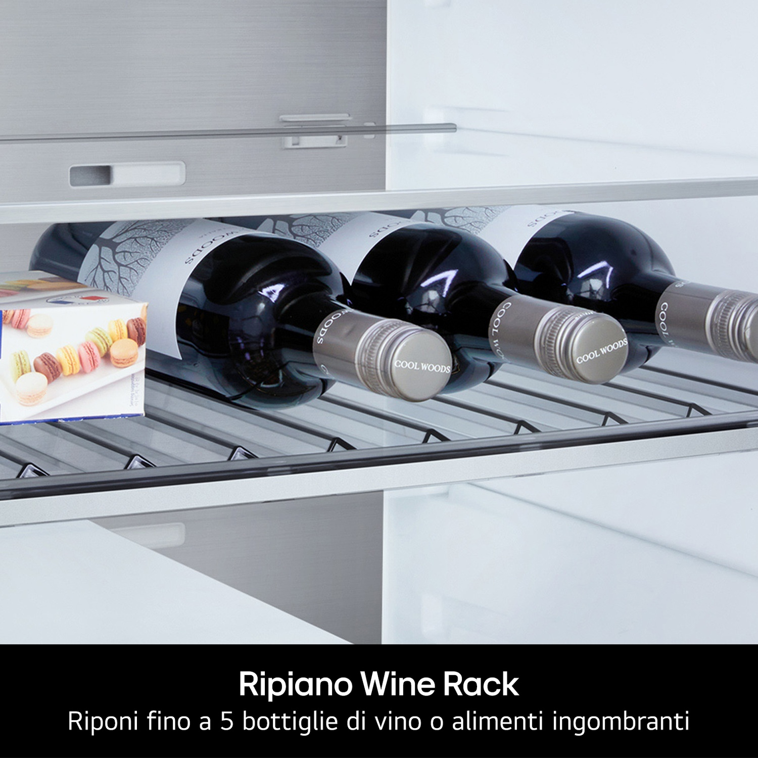 Un ripiano del frigorifero con tre bottiglie di vino e una scatola di macaron.