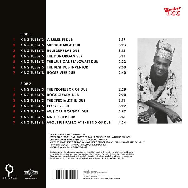 Rückseite eines Musikalbums mit Tracklists und einem schwarz-weiß Foto von King Tubby mit Krone.