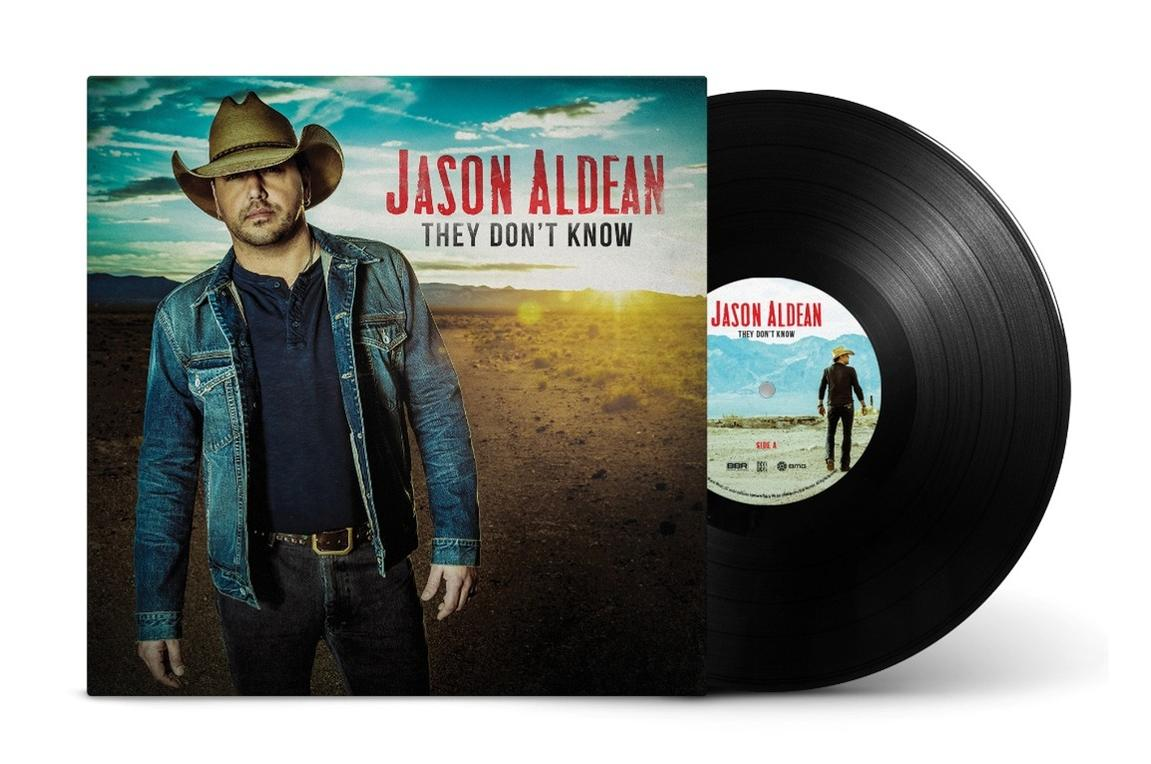 Jason Aldean Albumcover und schwarze Vinylplatte vor Wüstenlandschaft.
