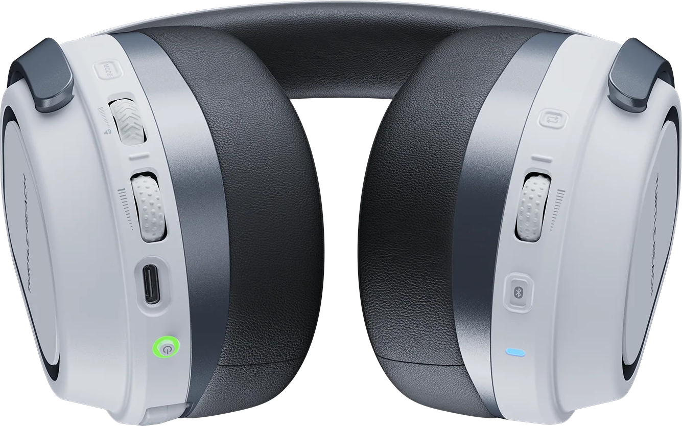 Casque de jeu supra-auriculaire blanc et gris avec commandes et coussinets en cuir épais sur fond noir.